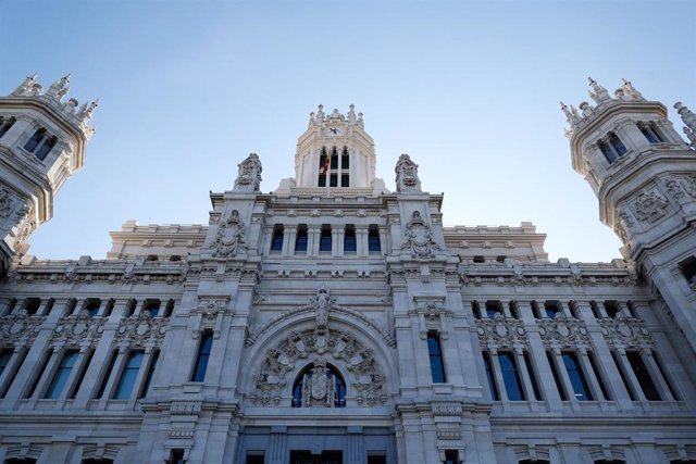 Vista del Palacio de Cibeles donde durante el día de hoy se ha celebrado una concentración convocada por CCOO y UGT con motivo de la conmemoración de la Jornada Mundial por el Trabajo Decente, en la plaza de Cibeles, Madrid, (España), a 7 de octubre de 20