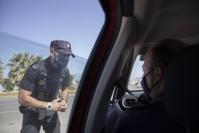 Un policía nacional en un control a la entrada del pueblo sevillano de Écija
