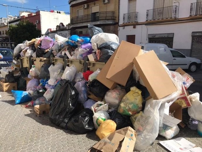 Contenedores de la calle José María de Pereda (Cerro del Águila), imagen de archivo