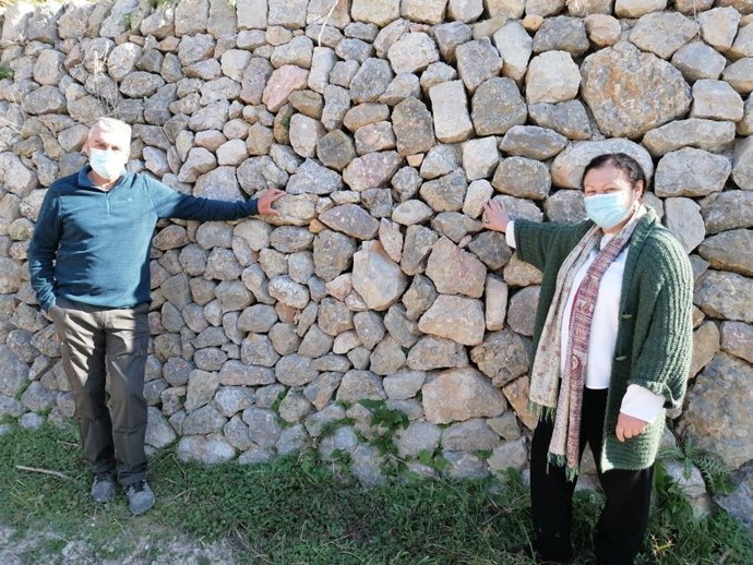 El agricultor Sebasti Castell y la consellera Mae de la Concha, junto a uno de 