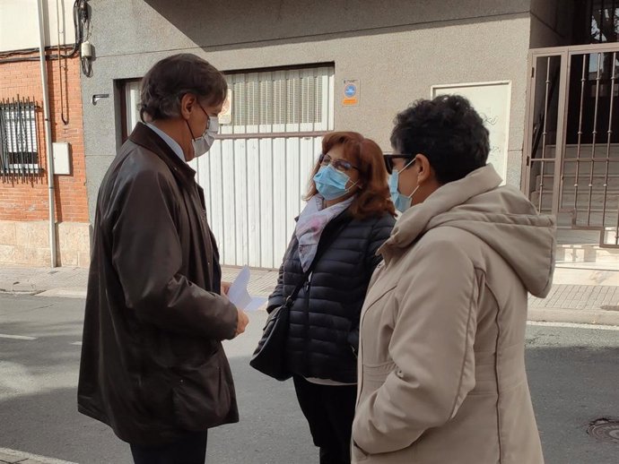 .El Alcalde De Salamanca Habla Con Las Presidentas De Las Asociaciones De Vecinos De Pizarrales Y El Barrio Blanco.