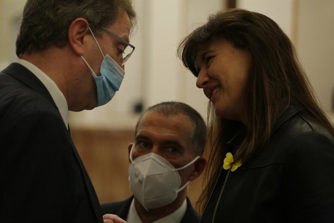 La portaveu del Grup JxCat al Congrés dels Diputats, Laura Borrs parla amb el diputat del PDeCAT Ferran Bel.