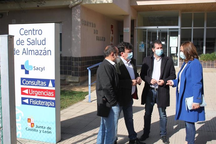 De izda a dcha, Luis Rey, Jesús Cedazo, Luis Tudanca y Virginia Barcones en el centro de salud de Almazán.                     E