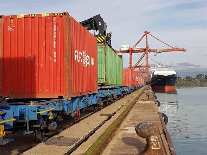 Tren en el Muelle del Centenario del Puerto de Sevilla, junto al buque