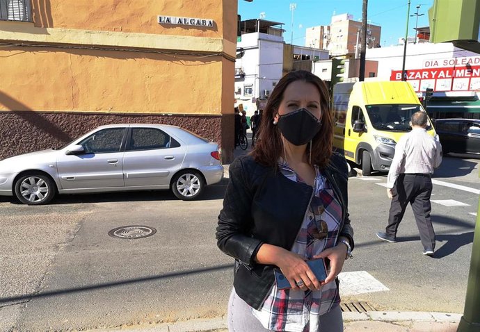 La concejal Amelia Velázquez, en su visita a la calle Ingeniero de la Cierva