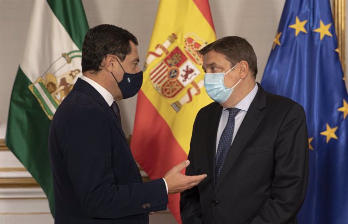 El presidente de la Junta de Andalucía, Juanma Moreno (i), durante la reunión co