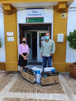La diputada de Innovación, Municipios Inteligentes y Transformación Digital de la Diputación de  Cádiz, Isabel Gallardo, en la entrega de material informático en Torrecera
