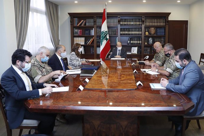 El presidente de Líbano, Michel Aoun, con miembros de la delegación que mantendr