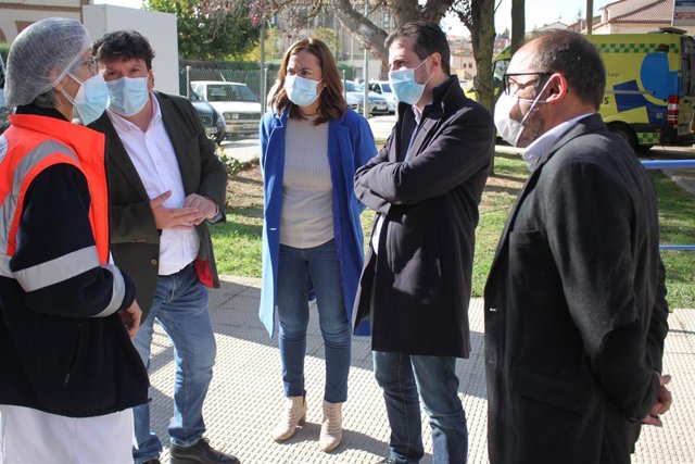 Luis Tudanca en su visita al centro de salud de Almazán (Soria).