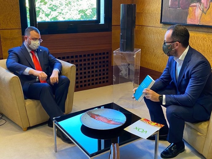 El presidente del Principado, Adrián Barbón durante la reunión mantenida con el presidente de Vox, Ignacio Blanco.