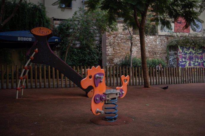 Parque infantil vacío durante el tercer día de la entrada en vigor de las nuevas restricciones en Cataluña, en Barcelona, Cataluña (España) a 19 de octubre de 2020. 