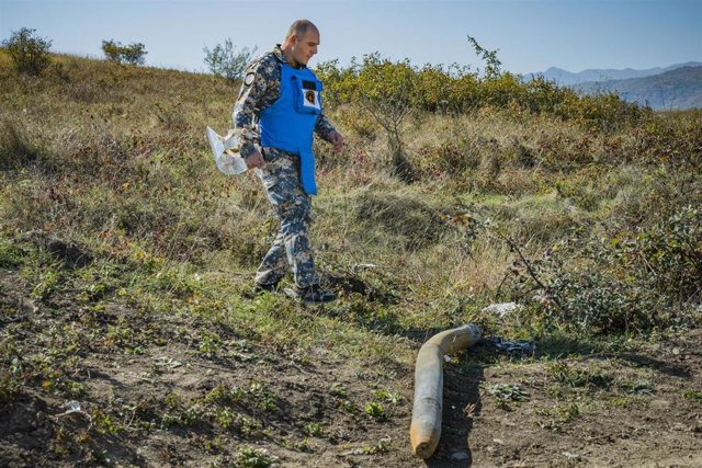 Un experto desactivador en trabajos de neutralización de un cohete en Stepanakert, en Nagorno Karabaj