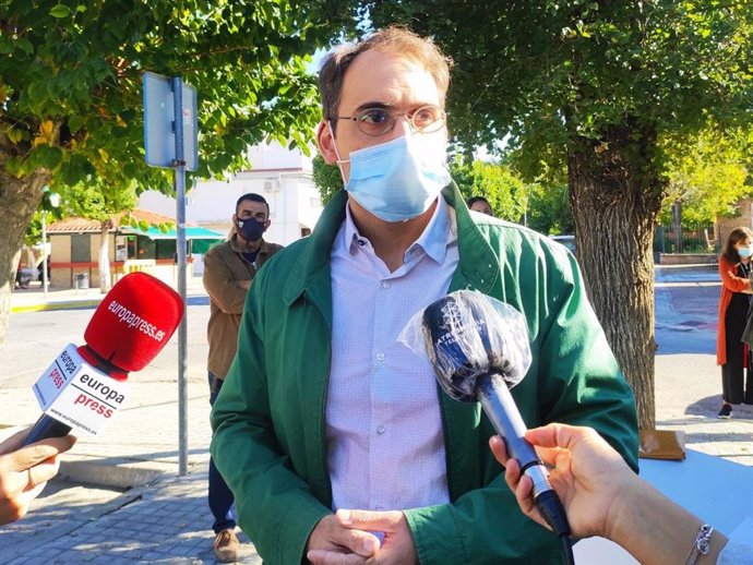 El coordinador general de IU Andalucía y portavoz de Adelante Andalucía, Toni Valero, atiende a los medios en Santiponce (Sevilla).