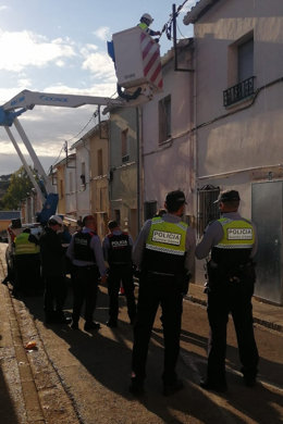 Agents de la Gurdia Urbana de Figueres, dels Mossos i tcnics d'Endesa durant l'operatiu d'aquest dimecres, en una imatge cedida el 29 d'octubre del 2020. (Vertical)