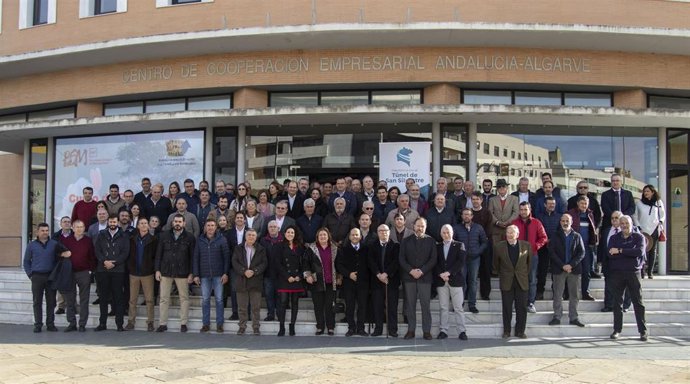 Miembros de la Plataforma por el Túnel de San Silvestre.