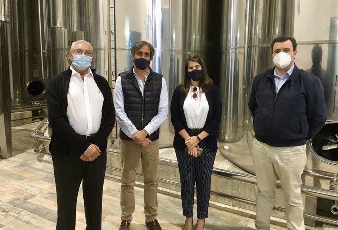 La delegada de Agricultura de la Junta de Andalucía en Córdoba visita la empresa Luis del Pino