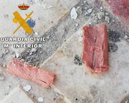 Trozos de salchica con alfileres dentro