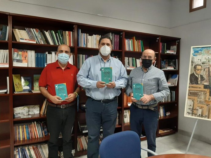 Francisco Alonso, director del IEA con los autores