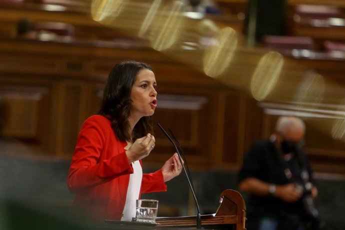 La presidenta de Ciudadanos, Inés Arrimadas, durante una intervención en el Pleno del Congreso de los Diputados.