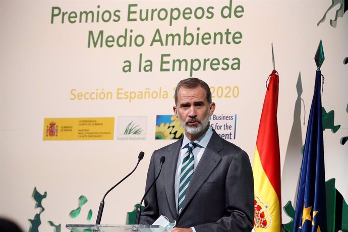 El Rey Felipe VI, acompañado de la vicepresidenta cuarta y ministra para la tran