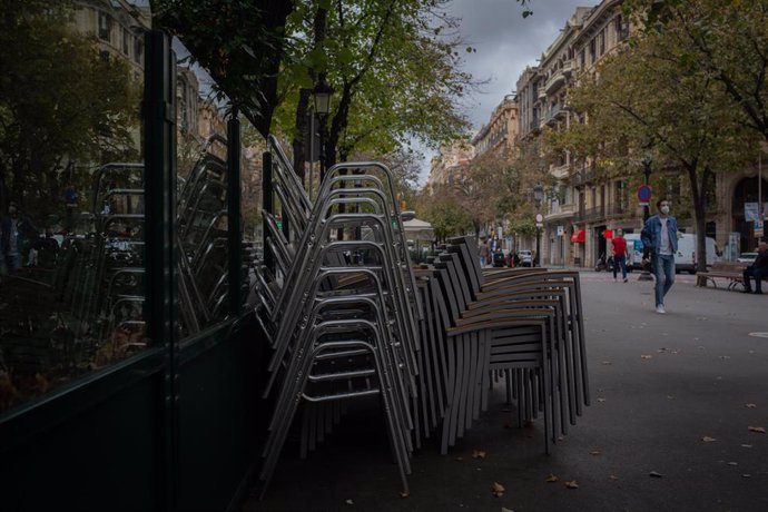 Sillas recogidas de una terraza de un bar cerrado durante el cuarto día de la entrada en vigor de las nuevas restricciones en Cataluña, en Barcelona, Cataluña (España) a 20 de octubre de 2020. El pasado viernes 16 de octubre entraron en vigor las nuevas