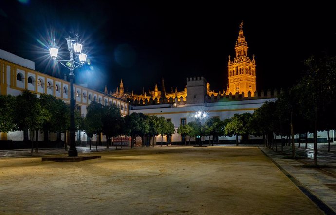 El Patio de Banderas con la Giralda y la Catedral al fondo, desierta a partir de las 11 de las noches después de que el Gobierno central haya aprobado el decreto sobre el estado de alarma por el coronavirus. Sevilla a 27 de octubre del 2020