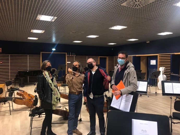 La directora de la Fundación Musical Ciudad de Oviedo, María Riera; el director invitado, Anthony Gabriele; el director de SACO, Pablo de María; y el concejal y presidente de la Fundación Municipal de Cultura, Jose Costillas.