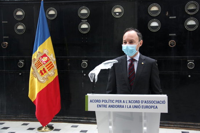 Pla mitj del cap de govern d'Andorra, Xavier Espot, parlant de la signatura d'un pacte sobre la negociació de l'acord d'associació amb la UE amb la resta de grups parlamentaris del país, el 26 d'octubre de 2020 (Horitzontal).