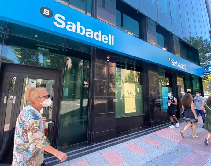 Una oficina del Banco Sabadell en Madrid (España).