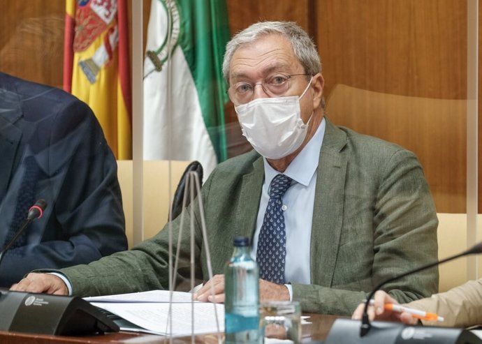 El consejero Rogelio Velasco en comisión parlamentaria