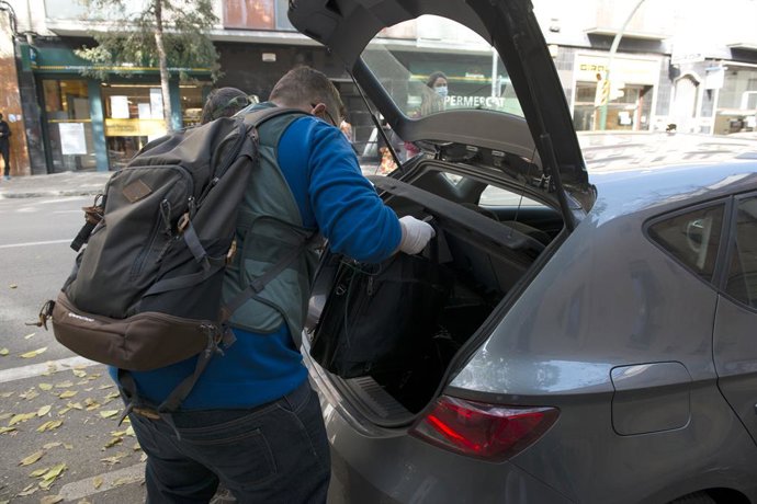 Un agent de la Gurdia Civil durant els escorcolls de l'operació Voloh.