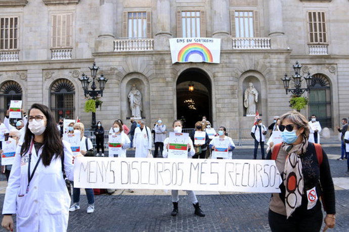 Participants a la concentració de CCOO i Marea Blanca a la plaa de Sant Jaume per reclamar una sanitat pública de qualitat "més enll de la pandmia", en una convocatria europea dels sindicats de serveis públics. 29 d'octubre del 2020. (Horitzontal)