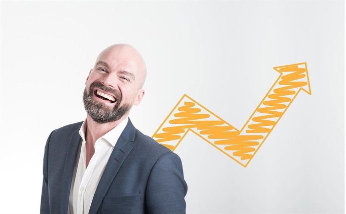 Santiago posa sonriente