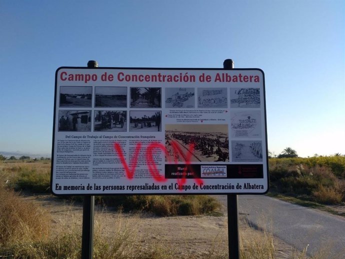 La consellera de Calidad Democrática condena la pintada en el panel informativo instalado en el campo de concentración de Albatera, en San Isidro