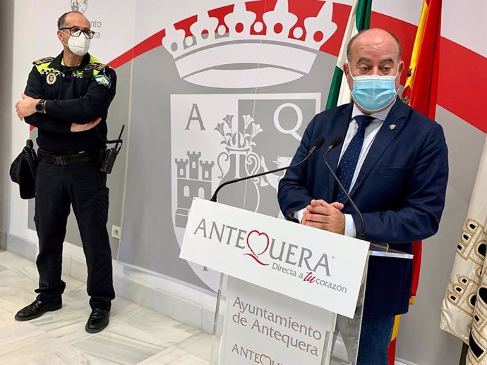 El alcalde de Antequera, Manuel Barón, en rueda de prensa
