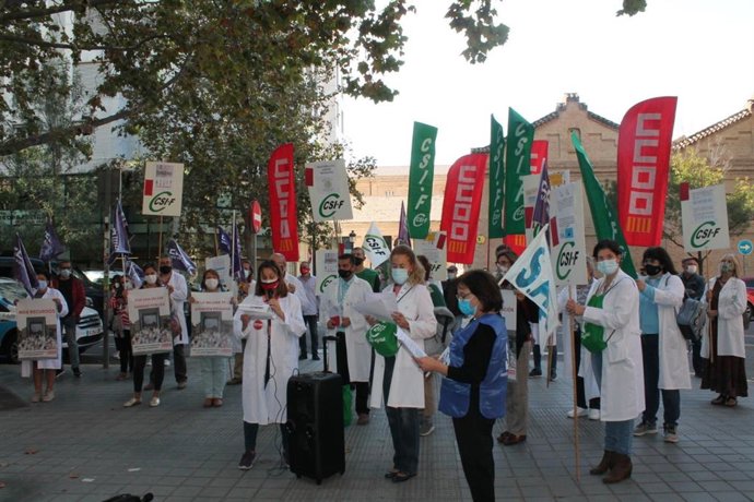 Concentración de sanitarios frente a la Conselleria