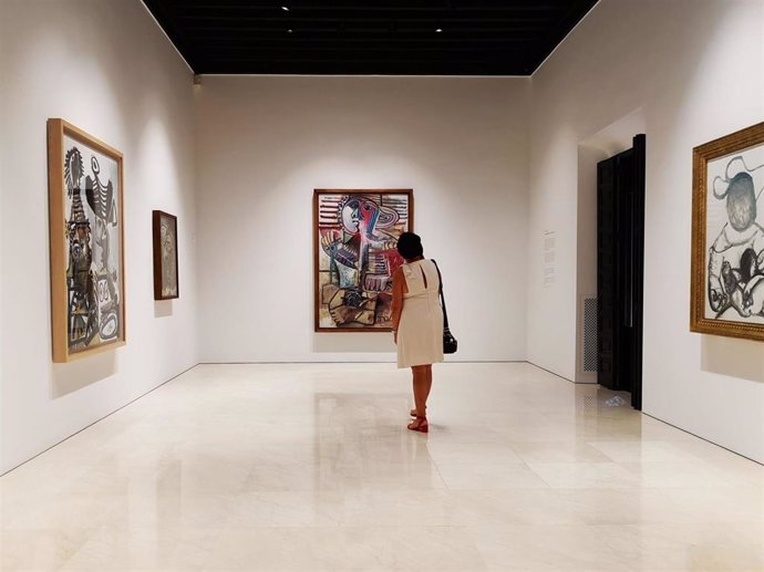 Una visitante en la sala XI de Diálogos con Picasso. Colección 2020-2023  Museo Picasso Málaga