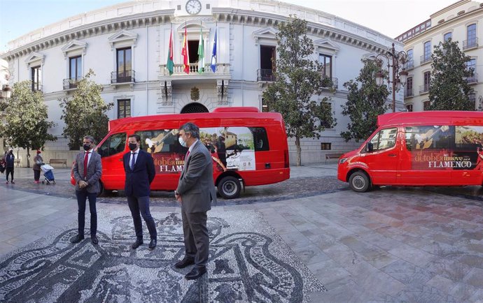 Presentación de los microbuses que prestarán servicio en los barrios históricos de Granada