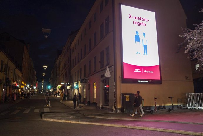 Cartel que promueve el distanciamiento en Estocolmo