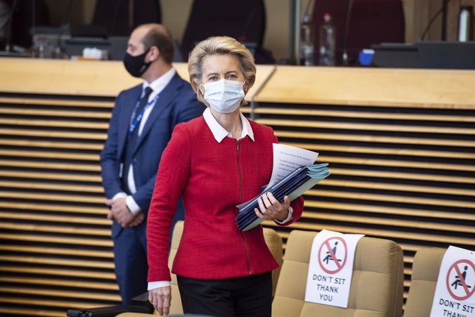 HANDOUT - 28 October 2020, Belgium, Brussels: European Commission President Ursula von der Leyen wearing a face mask arrives to attend the weekly College of Commissioners meeting at EU headquarters. Photo: Etienne Ansotte/European Commission/dpa - ATTEN