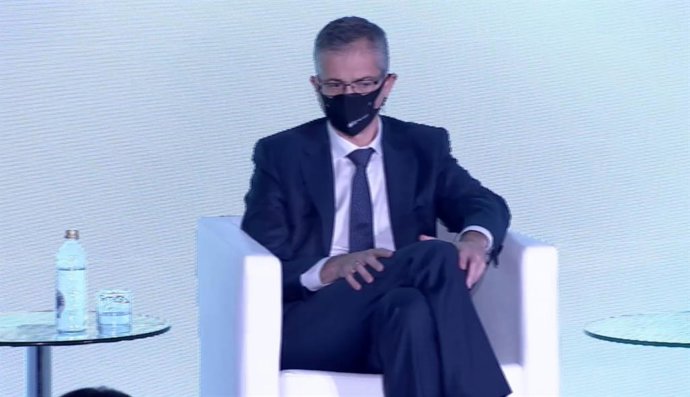 El gobernador del Banco de España, Pablo Hernández de Cos, con mascarilla en el I Foro Económico Internacional.