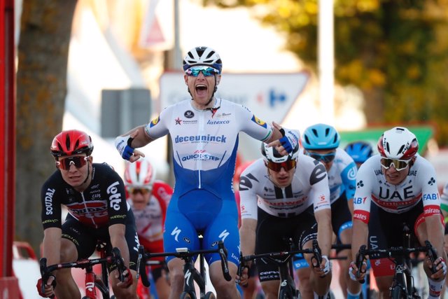 El ciclista irlandés Sam Bennett (Deceuninck-Quick Step), ganador de la novena etapa de La Vuelta ciclista a España 2020, disputada entre Castrillo del Val y Aguilar de Campoo sobre 157,7 kilómetros