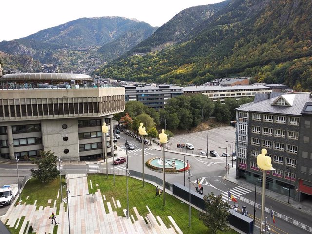 El edificio administrativo del Gobierno andorrano visto desde la plaza del Consell General.