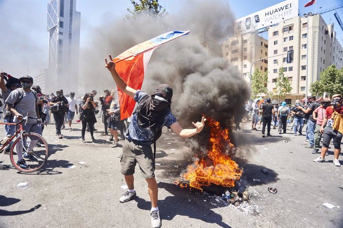 18 October 2020, Chile, Santiago: Protesters take part in a protest marking the anniversary of the outbreak of rioting and social unrest in 2019 ahead of a referendum on the constitution scheduled on 25th October 2020. Photo: Francisco Arias/ZUMA Wire/d