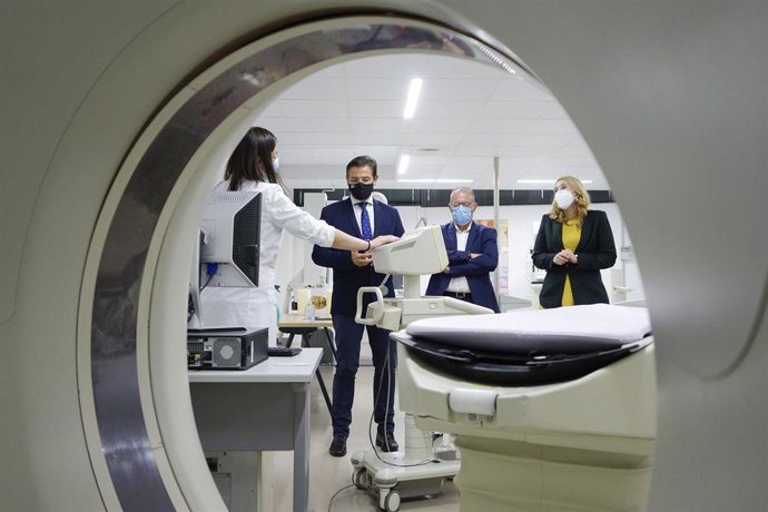 El alcalde de Granada, Luis Salvador, visita las instalaciones del centro Atlántida