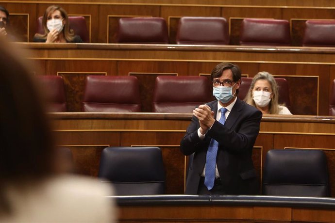 El ministro de Sanidad, Salvador Illa, aplaude durante una sesión plenaria en la que, tras la petición del Gobierno, el Pleno ha aprobado la prórroga hasta el 9 de mayo de 2021 del estado de alarma decretado por la crisis del Covid-19, en Madrid, (Españ