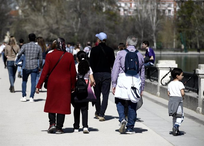 Una familia pasea junto a sus hijos por el Parque del Retiro en el primer día sin colegio por el riesgo del coronavirus, en Madrid (España) a 11 de marzo de 2020.