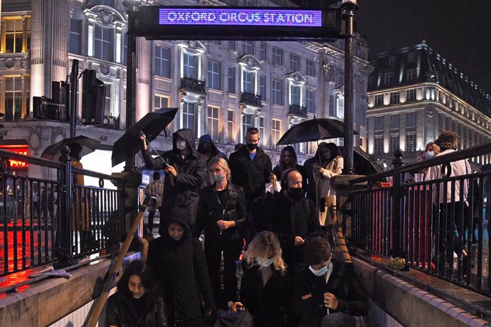02 October 2020, England, London: People enter Oxford Circus underground station in London after the 10pm curfew that pubs and restaurants are subject to in order to combat the rise in coronavirus cases in England. Photo: Kirsty O'connor/PA Wire/dpa