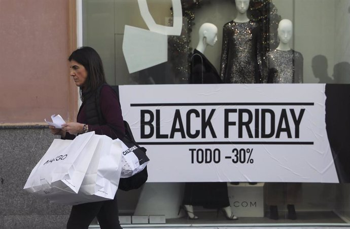 Ciudadanos acuden a comprar durante las rebajas del Black Friday en Sevilla