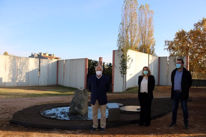 Pla general de Ramon Pujol, Albert Castells i Laia Nogué a l'espai habilitat al cementiri de Vic. Imatge del 29 d'octubre del 2020. (Horitzontal)
